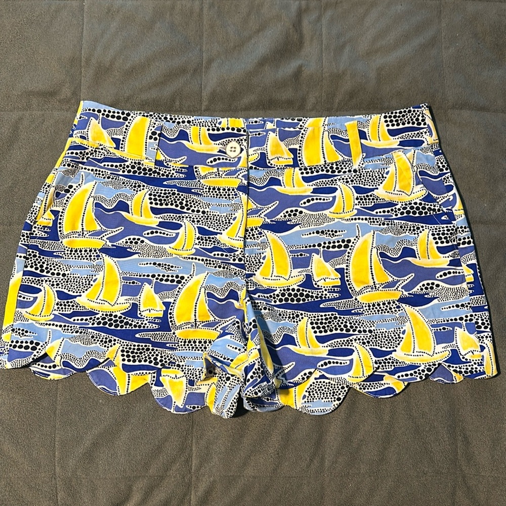 Women’s Crown & Ivy 4” inseam scallop Shorts